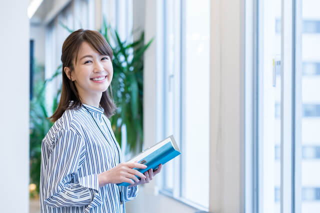 笑顔で廊下に立つ女性