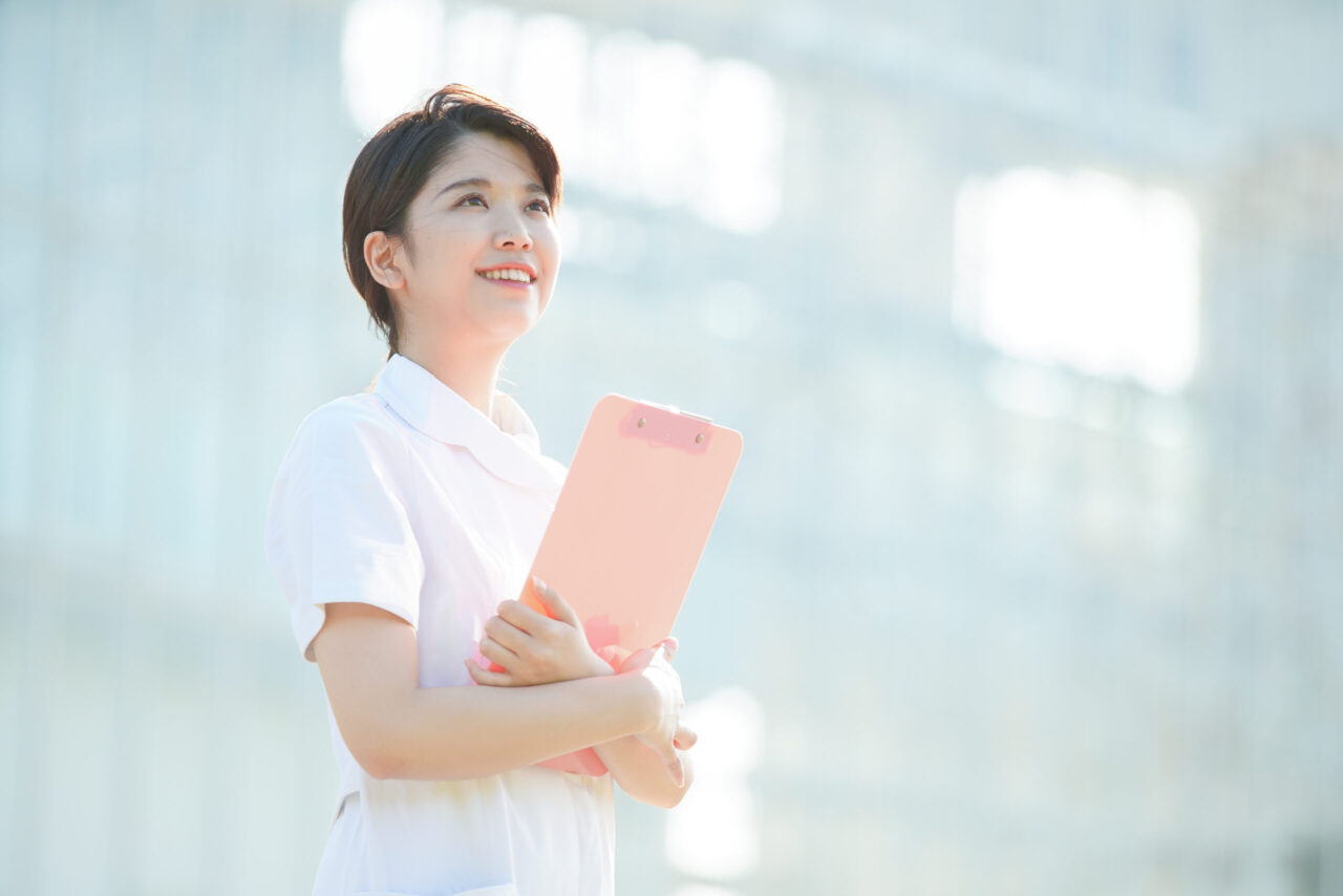 空を見上げる白衣の女性